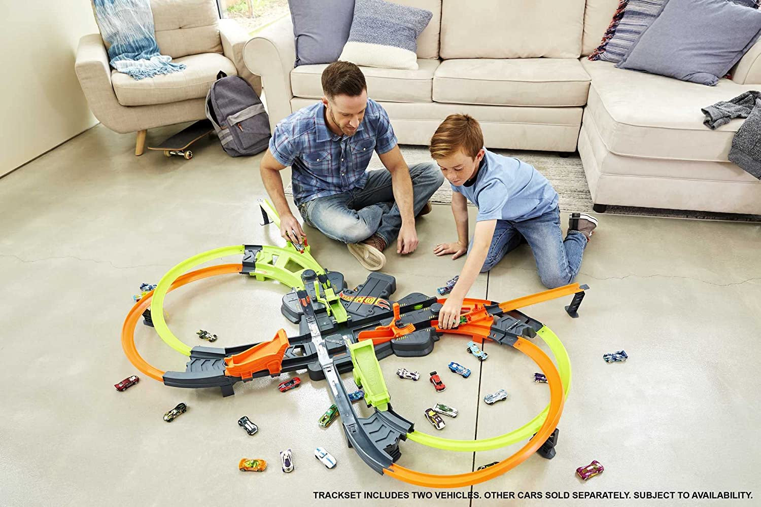 Hot Wheels Colossal Crash Track Set, Figure 8 Track Set, Competitive Play, Aerial Stunts, Toys for Boys Age 5 and Up